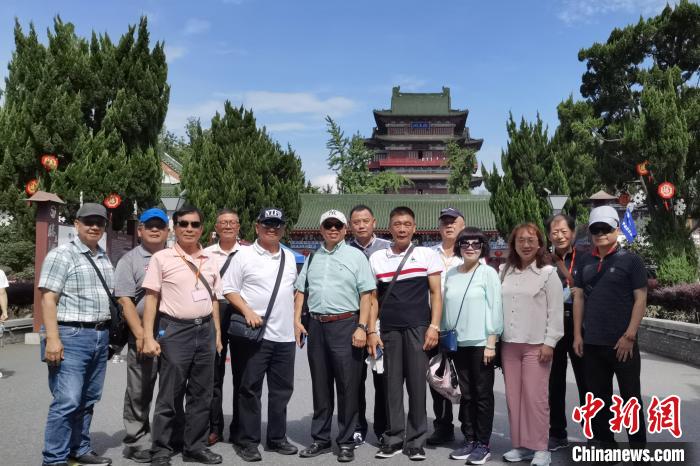 圖為臺灣新北市永和區(qū)里長聯(lián)誼會江西參訪團一行在南昌滕王閣前合影。　柳曉丹 攝