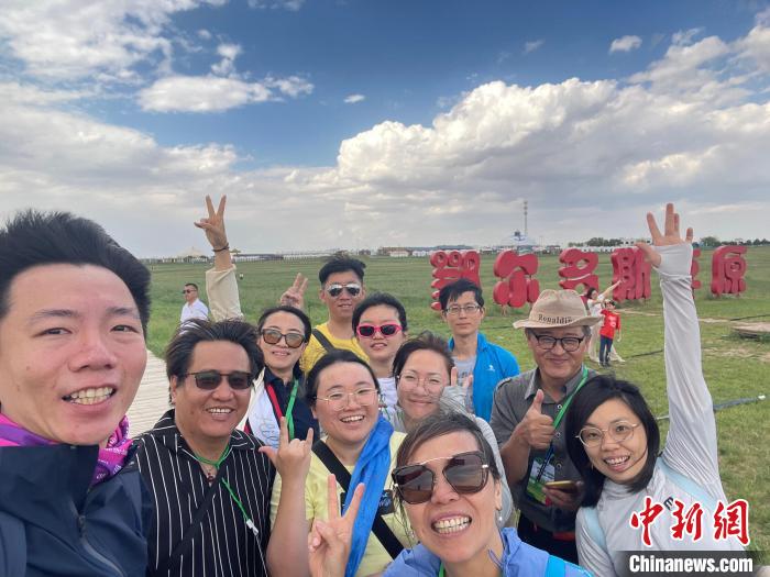圖為臺胞在鄂爾多斯草原合影?！∪~冠賢 攝