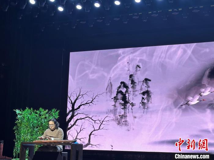 閩派古琴名家陳志強(qiáng)演奏一曲《流水》。　張麗君 攝