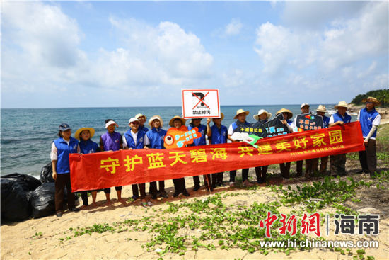 環(huán)保志愿者呼吁停止隨地扔垃圾、破壞環(huán)境等不文明行為。