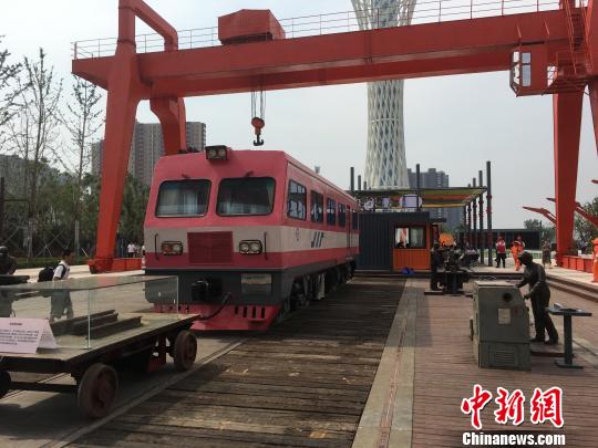 公園內(nèi)的火車車廂與貨場龍門吊等工業(yè)遺跡?！「呒t超 攝