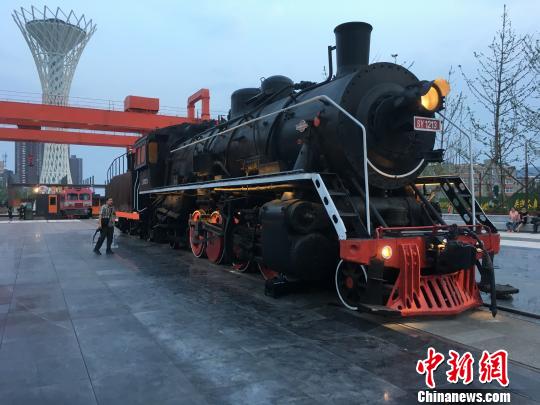 公園內(nèi)保留布置了蒸汽時代火車頭?！「呒t超 攝