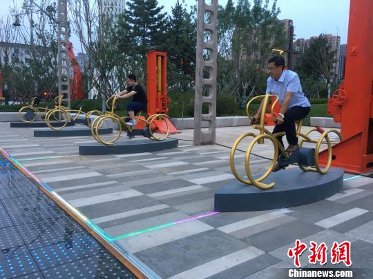 市民使用公園內(nèi)的健身設(shè)施?！「呒t超 攝