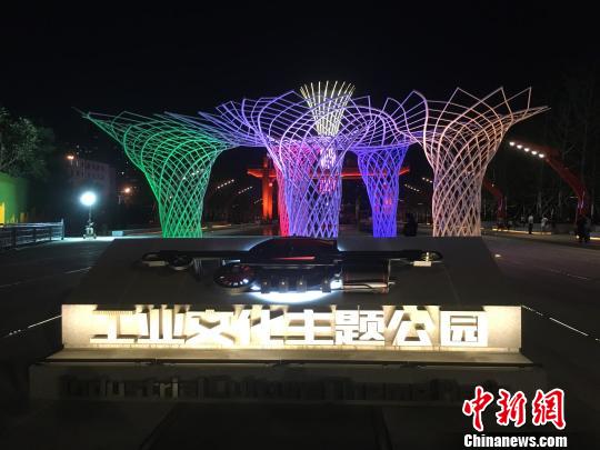 夜晚，奧運(yùn)“五色樹”的燈光。　高紅超 攝