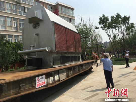 公園內(nèi)陳列著臥式蒸汽鍋爐等工業(yè)產(chǎn)品?！「呒t超 攝