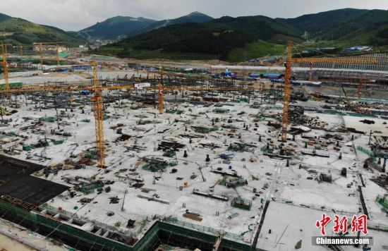 6月28日，航拍鏡頭下的河北張家口冬奧會太子城冰雪小鎮(zhèn)項目。太子城冰雪小鎮(zhèn)項目位于2022年冬奧會張家口賽區(qū)核心區(qū)，連接張家口賽區(qū)云頂和古楊樹兩個競賽場館群，建成后將承擔賽時核心區(qū)配套保障功能，提供冬奧頒獎、貴賓接待、交通換乘、休閑娛樂等服務，賽后將成為一座國際化四季度假小鎮(zhèn)。 中新社記者 楊艷敏 攝