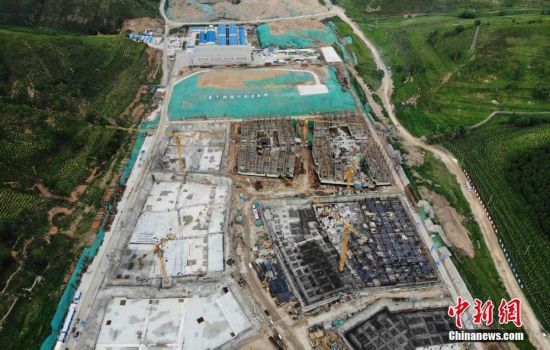 6月28日，航拍鏡頭下的河北張家口冬奧會太子城冰雪小鎮(zhèn)項目。太子城冰雪小鎮(zhèn)項目位于2022年冬奧會張家口賽區(qū)核心區(qū)，連接張家口賽區(qū)云頂和古楊樹兩個競賽場館群，建成后將承擔賽時核心區(qū)配套保障功能，提供冬奧頒獎、貴賓接待、交通換乘、休閑娛樂等服務，賽后將成為一座國際化四季度假小鎮(zhèn)。 中新社記者 楊艷敏 攝