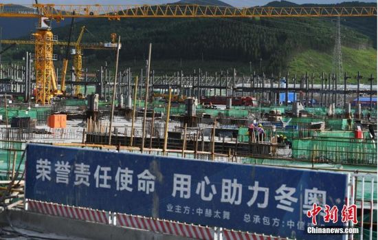 6月28日，河北張家口冬奧會太子城冰雪小鎮(zhèn)項目現(xiàn)場。太子城冰雪小鎮(zhèn)項目位于2022年冬奧會張家口賽區(qū)核心區(qū)，連接張家口賽區(qū)云頂和古楊樹兩個競賽場館群，建成后將承擔賽時核心區(qū)配套保障功能，提供冬奧頒獎、貴賓接待、交通換乘、休閑娛樂等服務，賽后將成為一座國際化四季度假小鎮(zhèn)。 中新社記者 楊艷敏 攝
