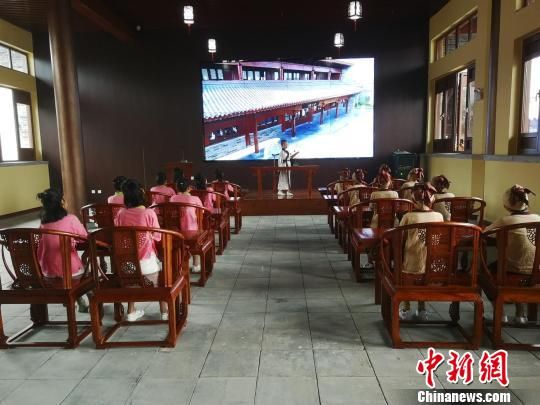 學(xué)生們在大原書院誦讀國學(xué)經(jīng)典?！⊥貔i 攝
