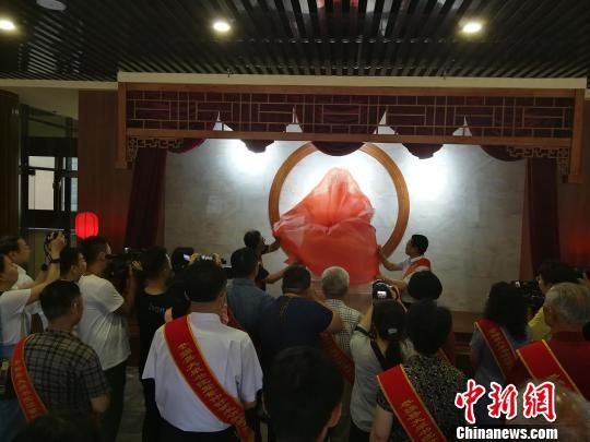 為董子石像揭幕?！⊥貔i 攝