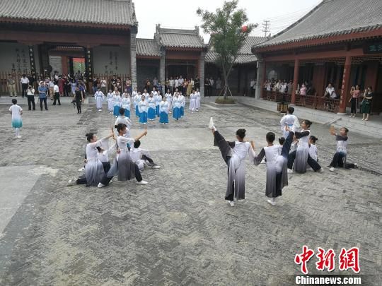 誦讀國學(xué)經(jīng)典展演?！⊥貔i 攝