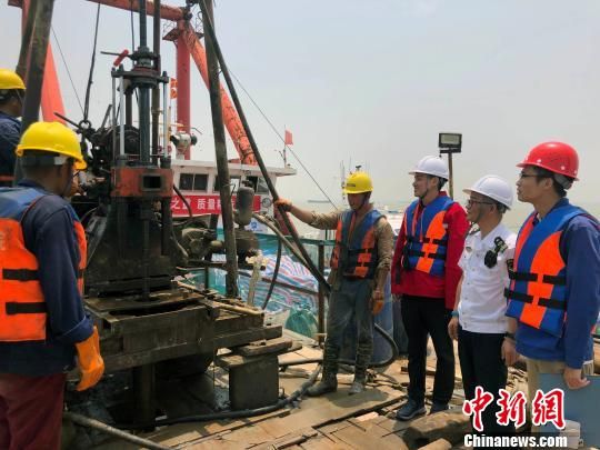 圖為勘察設(shè)計(jì)人員與常熟海事局執(zhí)法船在現(xiàn)場(chǎng)配合鉆探施工?！∥赫?攝