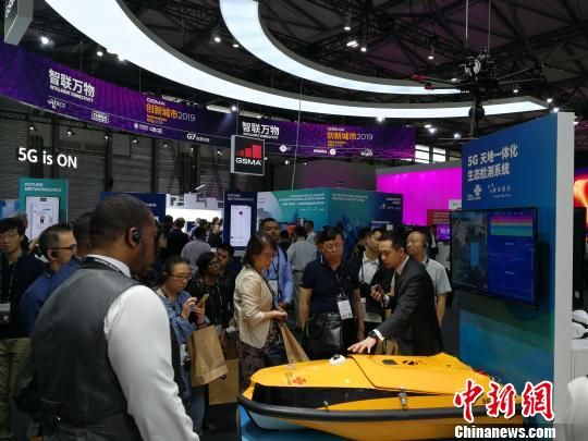 圖為現(xiàn)場(chǎng)人員講解5G“天地一體化”生態(tài)檢測(cè)系統(tǒng)。　任柏松 攝