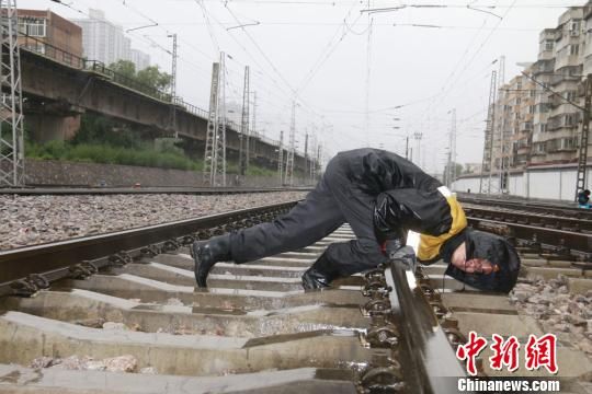 蘭州西工務(wù)段蘭州線路車間職工檢查線路幾何尺寸?！⊥豕廨x 攝