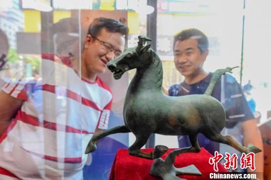 甘肅省博物館將榮登《國家寶藏》的文物銅奔馬和人頭形器口彩陶瓶搬到了絲路如意餐廳，讓顧客在餐廳內(nèi)就能近距離的和文物面對(duì)面?！＄娦?攝