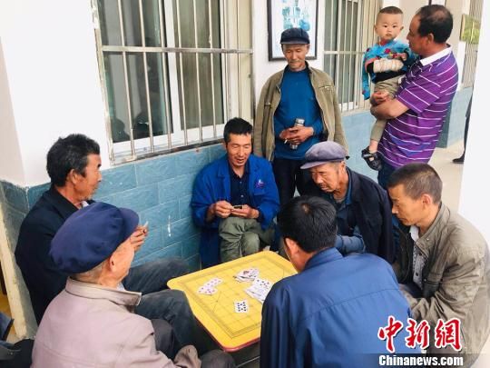圖為老年人“興趣驛站”中的棋牌組。　艾慶龍 攝