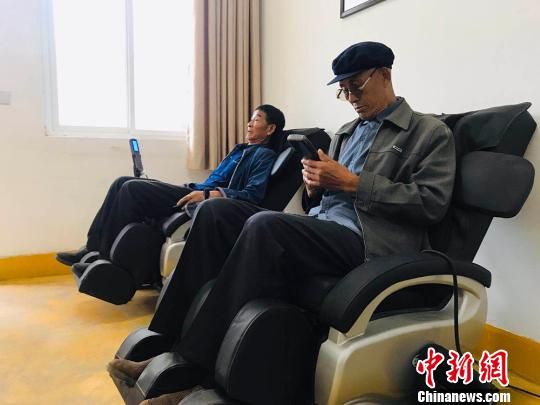 袁家壩村老年人使用按摩椅?！“瑧c龍 攝