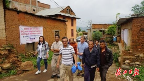 在尼泊爾，武漢市土地利用和城市空間規(guī)劃研究中心設計團隊現場踏勘。(武漢市土地利用和城市空間規(guī)劃研究中心 供圖)