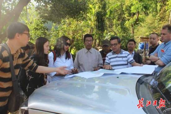 在尼泊爾，武漢市土地利用和城市空間規(guī)劃研究中心設計團隊現場踏勘。(武漢市土地利用和城市空間規(guī)劃研究中心 供圖)