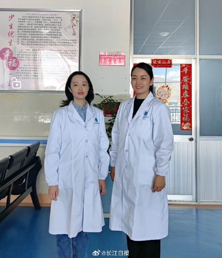 “有醫(yī)生嗎？有人暈倒了！”武漢協(xié)和醫(yī)院援藏醫(yī)療隊員聽到呼救就沖了上去