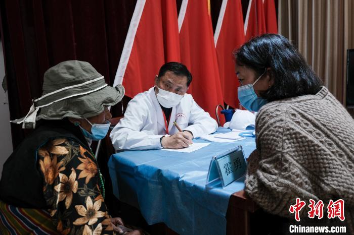北京大學第一醫(yī)院教授、主任醫(yī)師霍勇在義診現(xiàn)場接診。　江飛波 攝