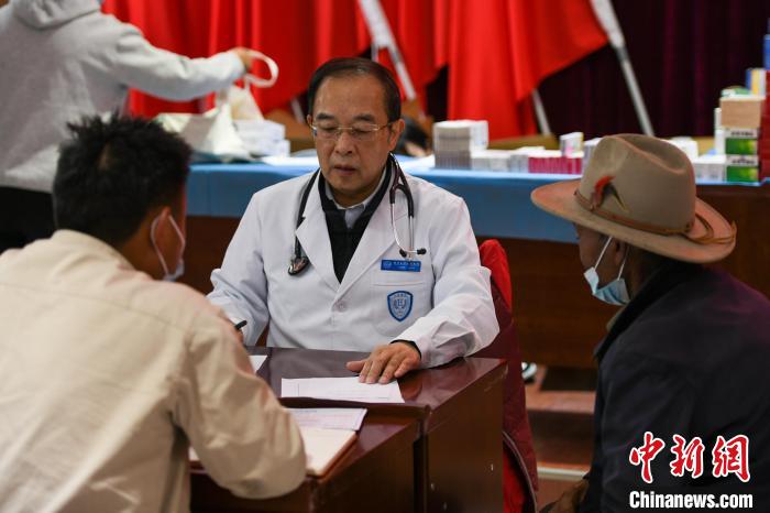 北京大學人民醫(yī)院心臟中心副主任、博士生導師王偉民為農牧民問診?！〗w波 攝