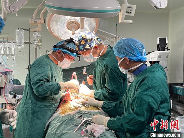 圖為在北京援藏醫(yī)療隊(duì)專家指導(dǎo)下，多項(xiàng)新技術(shù)使用到脊柱疾病的手術(shù)中。(資料圖) 拉薩市人民醫(yī)院脊柱外科供圖