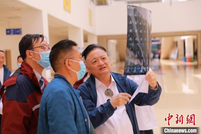 上海專家們采用“一對一”指導(dǎo)等方式，帶動日喀則市人民醫(yī)院科室、醫(yī)生業(yè)務(wù)水平的提升?！∩虾＝淮筢t(yī)學(xué)院供圖