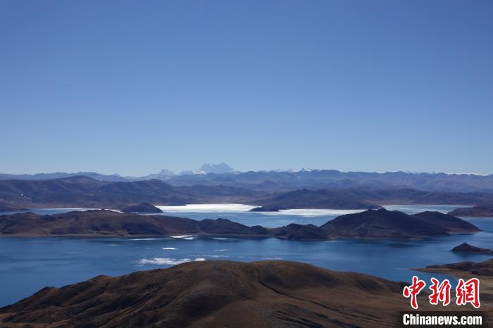 圖為從海拔約5000米的魯日拉觀景臺俯瞰羊湖?！∪轿木?攝