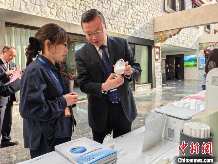 圖為簽約企業(yè)現(xiàn)場推介自己的產(chǎn)品。　趙延 攝