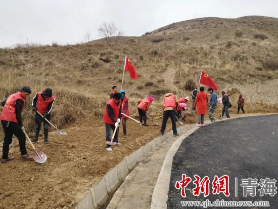 圖為尖扎干部職工生態(tài)建設(shè)和環(huán)境保護(hù)現(xiàn)場。尖宣 供圖