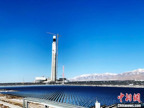 圖為地處柴達(dá)木盆地的光伏電站?！O?！z