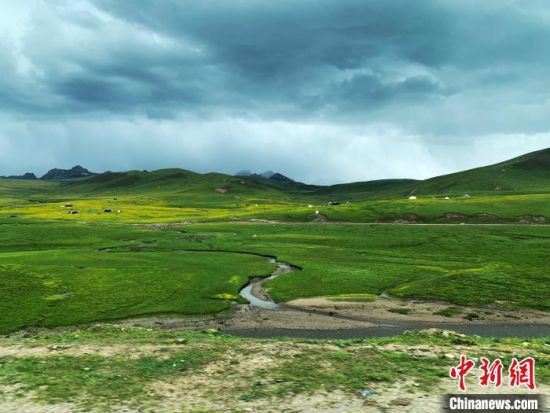 自2005年啟動(dòng)三江源生態(tài)保護(hù)和建設(shè)工程以來，果洛州共治理黑土灘315.11萬畝，使果洛州生態(tài)環(huán)境15年來得到明顯好轉(zhuǎn)?！O睿 攝