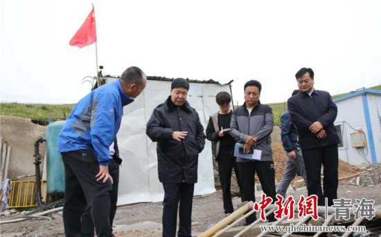 圖為黃南州有關(guān)領(lǐng)導(dǎo)現(xiàn)場(chǎng)踏勘、督導(dǎo)生態(tài)環(huán)保責(zé)任落實(shí)情況現(xiàn)場(chǎng)。黃宣攝