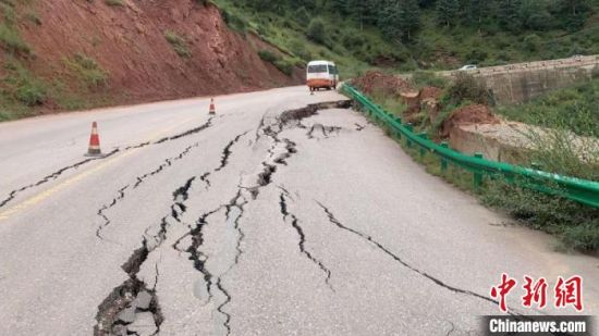 圖為發(fā)生路基下沉滑移險情的路段。果洛公路總段供圖