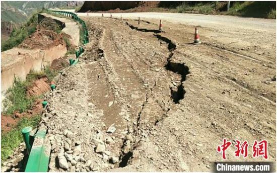 圖為發(fā)生路基下沉滑移險情的路段。果洛公路總段供圖