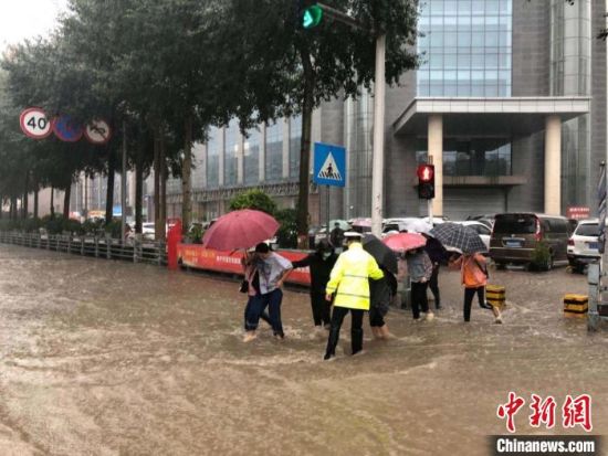  8月28日，青海省東部出現(xiàn)強(qiáng)降水天氣過程，其中西寧地區(qū)出現(xiàn)入汛以來雨量最大、強(qiáng)度最大的強(qiáng)降水過程。西寧交警供圖