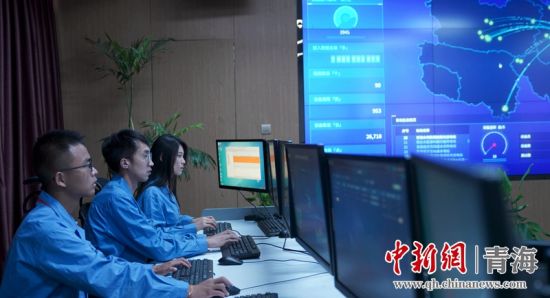 圖為國網(wǎng)青海電力大數(shù)據(jù)中心工作人員正在監(jiān)控綠電相關(guān)數(shù)據(jù)。王國棟攝
