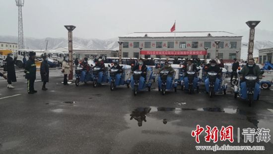圖為環(huán)衛(wèi)設(shè)施集中發(fā)放儀式現(xiàn)場(chǎng)。甘恩超 攝