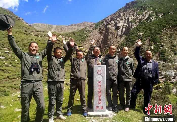 圖為管護(hù)員們難得的一次合影。受訪者供圖