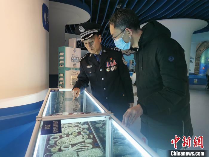 圖為森林警察為游客講解查獲這些象牙制品過(guò)程中發(fā)生的真實(shí)故事?！∥乃碱?攝