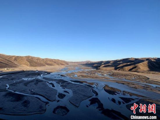 圖為三江源腹地，黃河流經(jīng)達(dá)日縣。（資料圖） 孫睿 攝 　　