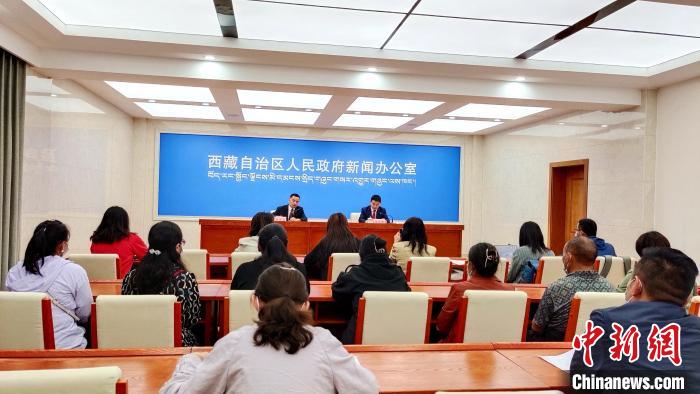 圖為西藏阿里地區(qū)在拉薩召開新聞發(fā)布會，發(fā)布西藏和平解放70年來阿里地區(qū)經濟社會發(fā)展成就。　貢桑拉姆 攝