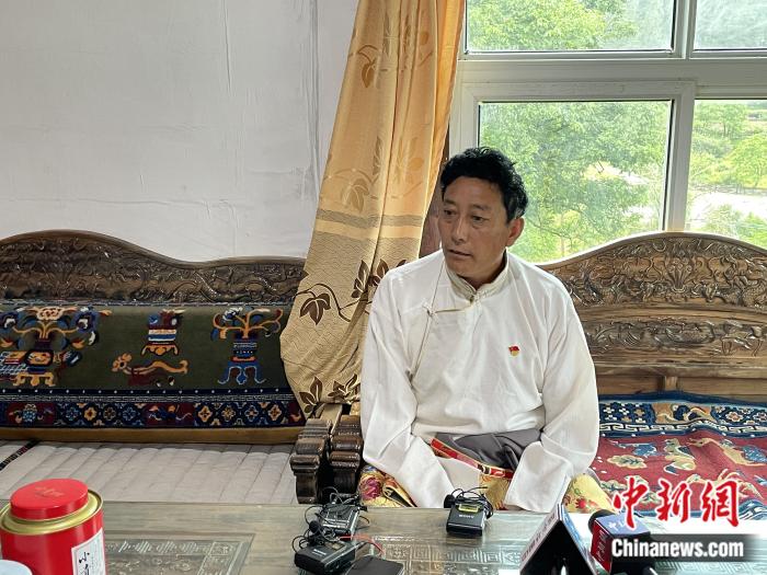 巴卡村黨支部書(shū)記、村委會(huì)主任尼瑪次仁。周璟 攝