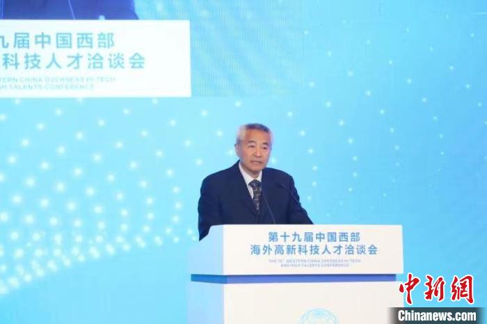 全國政協(xié)副主席、九三學(xué)社中央常務(wù)副主席邵鴻出席論壇并致辭。　四川省委統(tǒng)戰(zhàn)部供圖