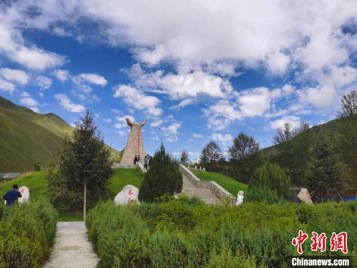 圖為三江源自然保護(hù)區(qū)紀(jì)念碑。　青海省文化和旅游廳供圖