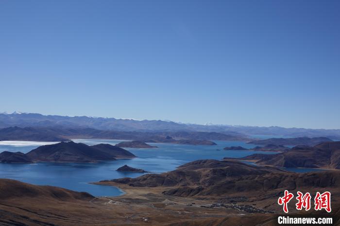 冬日羊卓雍措：湖水湛藍(lán)，如詩如畫