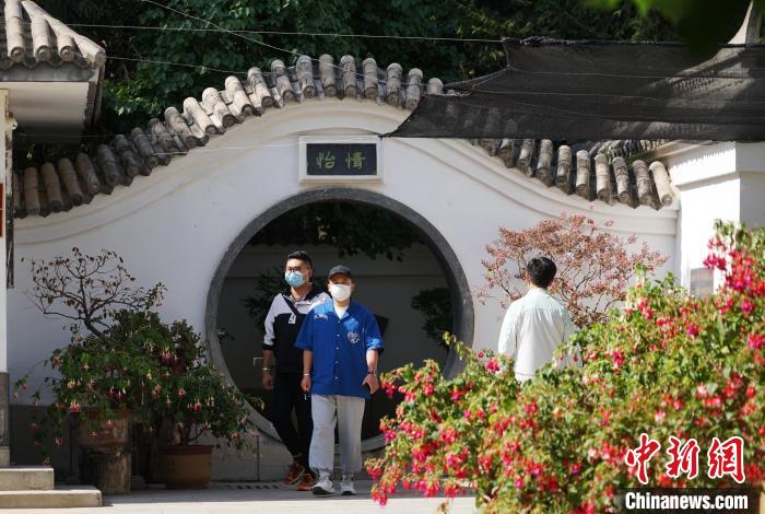 圖為市民在西寧園林植物園內(nèi)觀花賞景?！●R銘言 攝