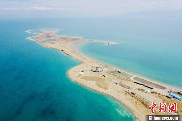 圖為青海湖?！±罱瓕?攝