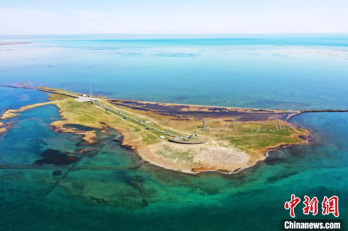 圖為無(wú)人機(jī)航拍青海湖?！≮w海梅 攝